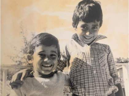Akshaye khanna cutely poses with younger brother rahul khanna vinod khanna son childhood photo viral | या सख्ख्या भावांना ओळखलंत का? ते दोघे आहेत ७०च्या दशकातील अभिनेत्यांची मुलं अन् स्वतःही आहेत अभिनेते