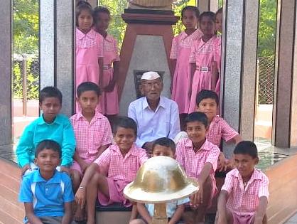 Grandfather on the shrine of the monument begins to tell the story of the grandson of a martyr! | स्मारकाच्या कट्ट्यावर आजोबा सांगू लागले शहीद नातवाची शौर्यगाथा !