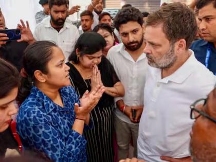 shubham dwivedi father said to Rahul Gandhi about his grandmother if indira gandhi alive not pahalgam terror attack | Pahalgam Terror Attack : "तुमची आजी जिवंत असती तर पहलगाम हल्ला झाला नसता"; राहुल गांधींना भेटताच शुभमचे वडील भावुक shubham dwivedi father said to Rahul Gandhi about his grandmother if indira gandhi alive not pahalgam terror attack | Pahalgam Terror Attack : "तुमची आजी जिवंत असती तर पहलगाम हल्ला झाला नसता"; राहुल गांधींना भेटताच शुभमचे वडील भावुक