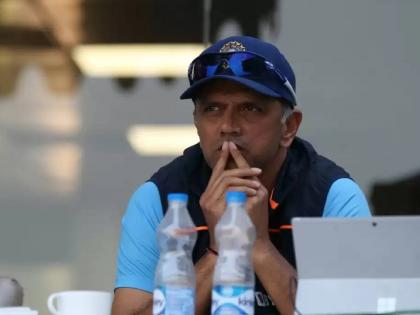 Rahul Dravid's one phone call threatens Team India's opener Shikhar Dhawan career ?; he is not included in sqaud for T20I against Ireland | Shikhar Dhawan T20 career is over? राहुल द्रविडमुळे टीम इंडियाच्या 'गब्बर'ची कारकीर्द संपुष्टात?; आयर्लंडविरुद्धही संधी नाही मिळाली