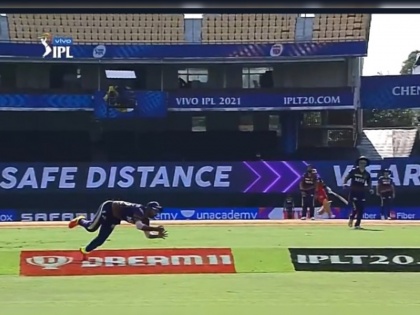 IPL 2021, RCB vs KKR T20 Live : Brilliant running outfield catch by Rahul Tripathi. Goodbye Virat Kohli for 5, Video | IPL 2021, RCB vs KKR T20 Live : वरुण चक्रवर्थीनं RCBचा कर्णधार विराट कोहलीला 'मामू' बनवलं, राहुल त्रिपाठीनं अफलातून झेल टिपला, Video 