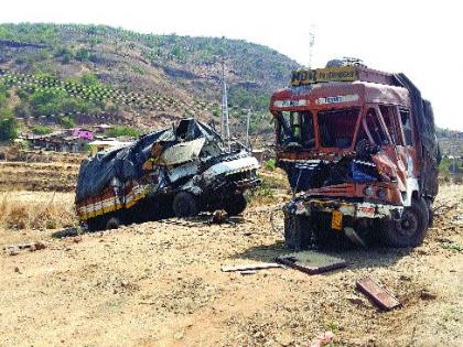 Tempo truck collides in Mahad | महाडमध्ये टेम्पो-ट्रकची धडक