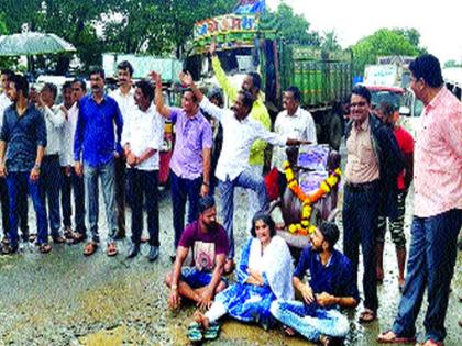 Public Works Deputy Superintendent's chair in the pothole | सार्वजनिक बांधकाम उपअभियंत्यांची खुर्ची खड्ड्यात