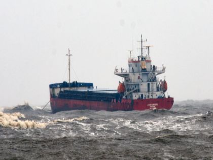 JSW Company's cargo barge strayed, anchored off the side of Colaba Fort | जे एस डब्लू कंपनीचा मालवाहू बार्ज भरकटला, कुलाबा किल्ल्याच्या बाजूला टाकला नांगर