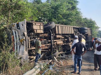 st corporation shivshahi bus accident at karnala pass 1 dead 15 injured | कर्नाळा खिंडीत एसटी महामंडळाच्या शिवशाही बसला अपघात; 1 मृत्यू 15 जण जखमी 