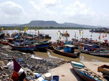 off fishing for two months boats anchored on the shore | दोन महिने मासेमारी बंद; बोटी किनाऱ्यावर शाकारल्या