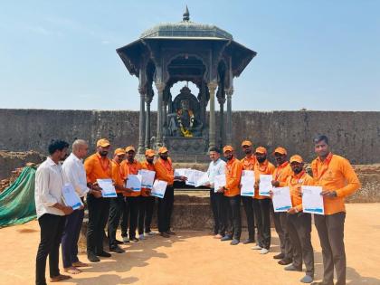 Health insurance cover for 27 guides at Raigad who bring alive the glorious history of Shivaji maharaj every day | शिवरायांचा तेजस्वी इतिहास दररोज जिवंत करणाऱ्या रायगडावरील 27 गाईड्सना आरोग्य विमा संरक्षण 