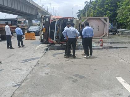 Raigad: A tanker loaded with chemicals overturned on the road in front of JNPA's PUB building  | Raigad: जेएनपीएच्या पीयूबी बिल्डिंगच्या समोरच्या रस्त्यावर, केमिकलने भरलेला टॅकर पलटी 