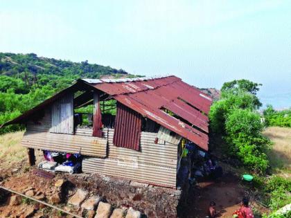 Disadvantages of tourists on Raigad fort; The without roof of the Zilla Parishad's hostel | रायगड किल्ल्यावर पर्यटकांची गैरसोय; जिल्हा परिषदेच्या विश्रामगृहाचे छप्पर उडाले