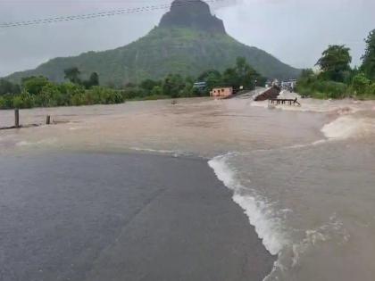 Rivers cross danger level in Raigad; Traffic stopped, school, college holiday declared | रायगडात नद्यांनी ओलांडली धोक्याची पातळी; वाहतूक ठप्प, शाळा, कॉलेजला सुट्टी जाहीर