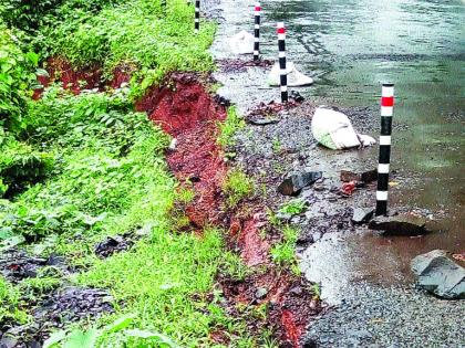 The Bodni Ghat road in Srivardhan lost the dangerous, diverting road | श्रीवर्धनमधील बोडणी घाटमार्ग धोकादायक, वळणावरील रस्ता खचला