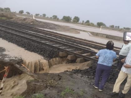 The Central Railway's claim of being prepared for a disaster was washed away by the rain within seven hours | आपत्तीसाठी सज्ज असल्याचा मध्य रेल्वेचा दावा सात तासातच पावसाने वाहून नेला