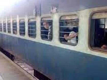 A railway passenger was seriously injured after a stone hit his head | उन्हामुळे वाऱ्यासाठी खिडकी ठेवली उघडी, डोक्याला दगड लागून रेल्वे प्रवाशी झाला गंभीर जखमी 