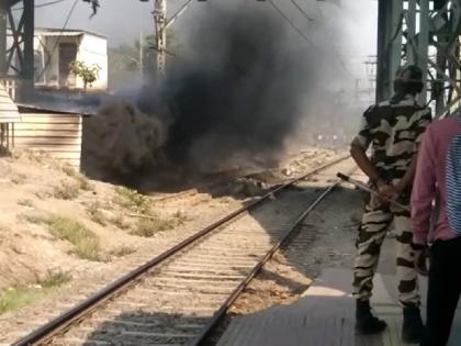 Fire in the electric cabin of the railway in Ambernath, train traffic in Karjat direction stopped for half an hour | अंबरनाथमध्ये रेल्वेच्या इलेक्ट्रिक केबिनला आग, कर्जत दिशेकडील रेल्वे वाहतूक अर्धा तास ठप्प