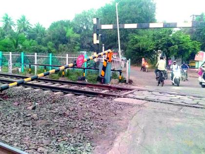 Tractor blew up Panchsheelnagar railway gate; Railway administration's blunder: Preparations for filing a case are underway | ट्रॅक्टरने पंचशीलनगरला रेल्वेचे गेटच उडविले; रेल्वे प्रशासनाची पळापळ : गुन्हा दाखलची तयारी सुरू