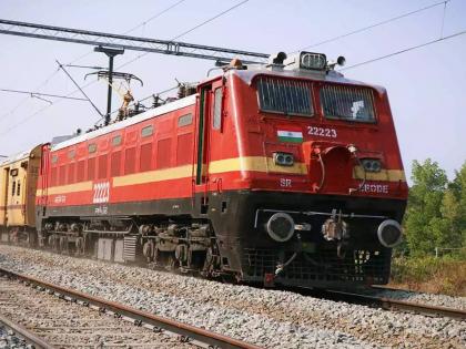 Seeing that 'she' was alone on the train, 'he' did this.... A phone call came and her future was secured. | 'ती' ट्रेनमध्ये एकटी असल्याचे पाहून 'त्याने' असे केले की.... एक फोन आला अन् तिचे भवितव्य सुरक्षित झाले