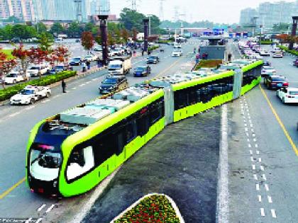 Trains run across the globe from the tracks, but the Chinese railway runs through the streets | जगभर रुळांवरून म्हणजेच ट्रकवरून गाड्या धावतात, पण रस्त्यांवरून धावते चीनची रेल्वे