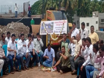 Varshashradh was observed as the work of the railway bridge in Sangli got delayed | सांगलीत अनोखे आंदोलन, रेल्वे पुलाचे काम रेंगाळले म्हणून घातले वर्षश्राद्ध