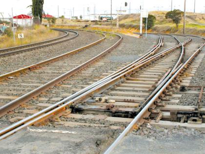 The man who was thrown on the railway by hand he had five minutes died on the train | हातपाय बांधून रेल्वेरुळावर टाकलेल्या 'त्या' युवकाचा पाच मिनीटावर होता मृत्यू 