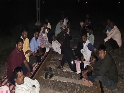 Farmers protest against railways in Vasgade Sangli demanding compensation | Sangli: वसगडे रेल्वेमार्गांवर शेतकरी झोपले, रेल्वे वाहतूक विस्कळीत; चर्चा अयशस्वी, आंदोलन सुरूच Farmers protest against railways in Vasgade Sangli demanding compensation | Sangli: वसगडे रेल्वेमार्गांवर शेतकरी झोपले, रेल्वे वाहतूक विस्कळीत; चर्चा अयशस्वी, आंदोलन सुरूच