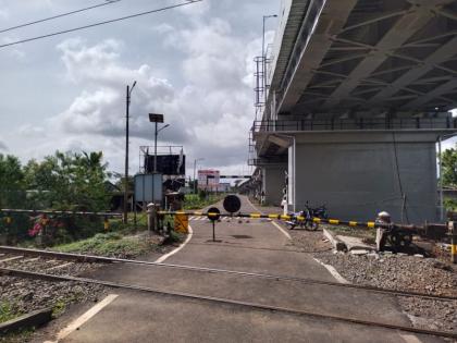 Priority for construction of over bridges, underpath roads of Central Railway; The process of removing the level crossing gates is underway | मध्य रेल्वेचे ओव्हर ब्रीज, अंडरपाथ रस्ते निर्मितीला प्राधान्य; लेव्हल क्रॉसिंग गेट्स काढण्याची माेहीम सुरू