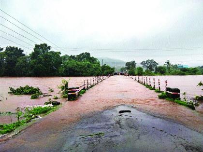 Rainfall in Raigad district is continuously, 19 dams overflow | रायगड जिल्ह्यात पावसाचा जोर कायम, १९ धरणे ओव्हरफ्लो