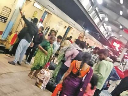 Railway and air passengers face 'thumping', travel cancellations increase | मुंबईतील मुसळधार पावसाने रेल्वे, विमान प्रवाशांची ‘तुंबई’, ट्रॅव्हल्सचे वाढले ‘कॅन्सलेशन’ Railway and air passengers face 'thumping', travel cancellations increase | मुंबईतील मुसळधार पावसाने रेल्वे, विमान प्रवाशांची ‘तुंबई’, ट्रॅव्हल्सचे वाढले ‘कॅन्सलेशन’