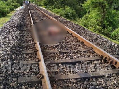 Shocking; Youth commits suicide under running train; Incident near Solapur | धक्कादायक; धावत्या रेल्वेखाली तरुणाची आत्महत्या; सोलापूरजवळील घटना