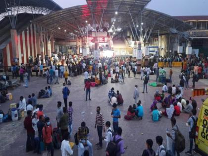 Bang to 410 people traveling by train for free! 1 lakh fine | Pune Railway Station: फुकटात रेल्वे प्रवास करणाऱ्या ४१० जणांना दणका! १ लाखाचा दंड वसूल