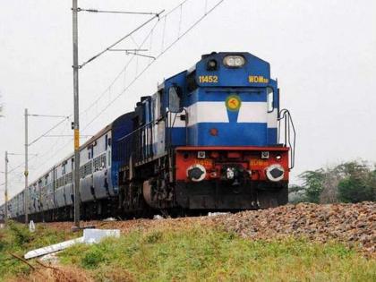 woman tries to commit suicide in front of railway | मुलासह आत्महत्या करण्यासाठी 'ती' रेल्वे रुळांवर आली अन्...