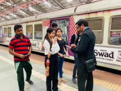 Railways deploys 55 TCs to crack down on free Passengers | फुकट्यांवरील कारवाईसाठी रेल्वेची ५५ टीसींची फौज Railways deploys 55 TCs to crack down on free Passengers | फुकट्यांवरील कारवाईसाठी रेल्वेची ५५ टीसींची फौज