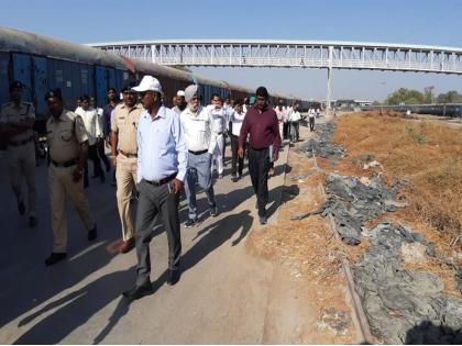 Sudden inspection of managers at Aurangabad train station; Officers flocked | औरंगाबाद रेल्वे स्टेशनवर व्यवस्थापकांचा अचानक पाहणी दौरा; अधिकाऱ्यांची उडाली तारांबळ