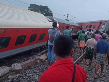 Howrah Mumbai Mail accident in Jharkhand's Chakradharpur, 3 coaches derailed, 6 injured | झारखंडच्या चक्रधरपूरमध्ये हावडा मुंबई मेलला अपघात, ३ डबे रुळावरून घसरले, ६ जण जखमी