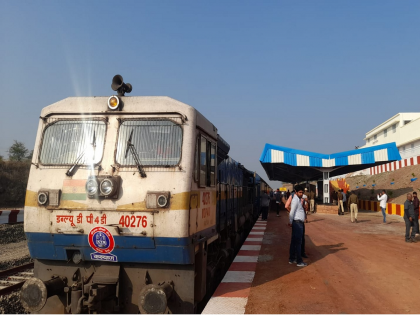 Five ticket inspectors of Bhusawal division felicitated by the General Manager in Mumbai | भुसावळ विभागातील पाच तिकीट निरीक्षकांचा महाव्यवस्थापकांच्या हस्ते मुंबईत सत्कार