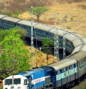 Indian Railways : रेल्वेचा मोठा निर्णय, आता 'या' डब्यांमध्येही प्रवाशांना मिळणार बेडरोलची सुविधा