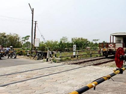 Open the gate and train train arrived, luckily survived ... | फाटक उघडेच अन् रेल्वे गाडी आली, सुदैवानं जीवितहानी टळली...