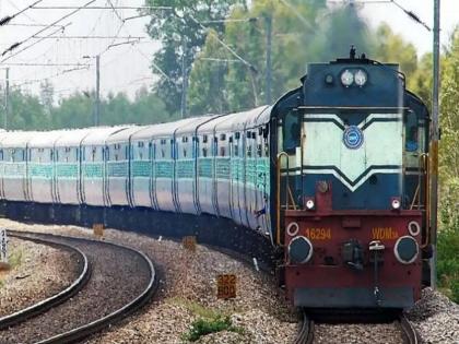 robbery on konark Express near daund The thieves broke the signal wires to stop the train | दौंडजवळ कोणार्क एक्सप्रेसवर दरोडा; चोरटयांनी रेल्वे थांबवण्यासाठी सिग्नलच्या वायरी तोडल्या