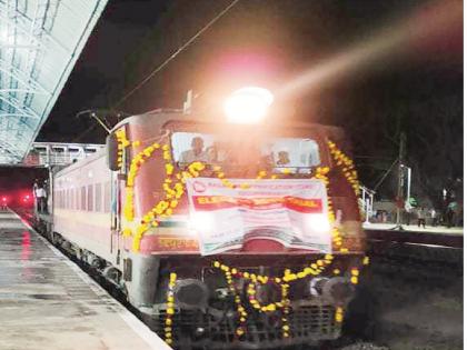 Good news to the passengers, electric train engine ran on Ankai-Rotegaon route | प्रवाशांना खूशखबर, अंकाई-रोटेगाव मार्गावर धावले इलेक्ट्रिक रेल्वे इंजिन