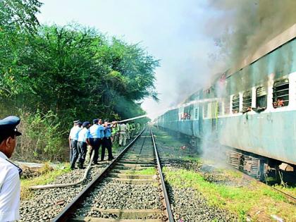 Howrah-Mumbai special train derailed at Ajani railway station: Two coaches fire | अजनी रेल्वेस्थानकावर हावडा-मुंबई विशेष रेल्वेगाडी रुळावरून घसरली : दोन कोचला आग