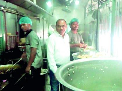 Officials checked the quality of the food at the trains | अधिकाऱ्यांनी तपासली रेल्वेगाड्यातील भोजनाची गुणवत्ता