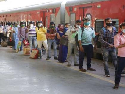 The trains were full despite the Corona outbreak | कोरोनाचा प्रकोप असतानाही रेल्वेगाड्या फुल्ल