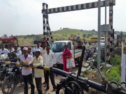 Railway gate between Neera-Jeur will remain closed for 36 hours | Pune : नीरा-जेऊरदरम्यानचे रेल्वे गेट ३६ तास राहणार बंद