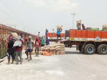 Overnight service of the train to deliver grain | coronavirus; जीवनाश्यक वस्तू पुरवठ्यांसाठी धान्य पोहोचविण्यासाठी रेल्वेची रात्रंदिवस सेवा