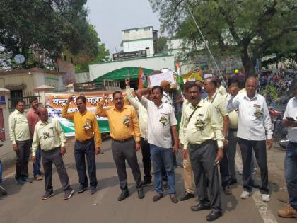 Stop harassment of 'running staff'; Loco Pilot march on 'DRM' office Nagpur | रनिंग स्टाफला होत असलेला त्रास बंद करा; लोकोपायलट ‘डीआरएम’कार्यालयावर धडकले, मुर्दाबादच्या घोषणा