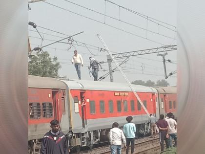 Overhead wire of 'Shalimar' broke, many trains were disrupted | ‘शालीमार’चा ओव्हर हेड वायर तुटल्याने खळबळ, अनेक गाड्यांचा खोळंबा