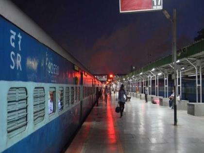 indian railways night travel guidelines check rules here | रात्रीच्या वेळी ट्रेनमधून प्रवास करताना 'हे' काम करू नका, अन्यथा...