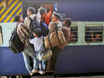 Those who stand at the door of the train will be fine if they do not listen even after being given an explanation they will be directly imprisoned | रेल्वेत दरवाजात उभे राहून प्रवास करणाऱ्यांना दणका; समज देऊनही न ऐकल्यास थेट कारावास Those who stand at the door of the train will be fine if they do not listen even after being given an explanation they will be directly imprisoned | रेल्वेत दरवाजात उभे राहून प्रवास करणाऱ्यांना दणका; समज देऊनही न ऐकल्यास थेट कारावास