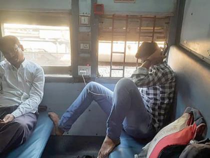 No masks, no physical distance in reserved railway | स्टेशनवर नियमांची अंमलबजावणी, गाडीमध्ये बेफिकिरी