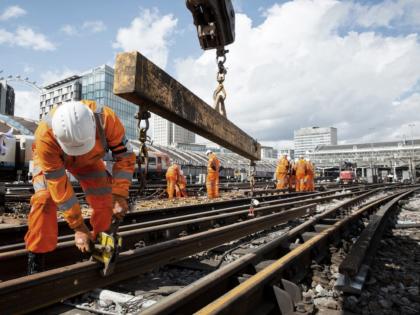 Railway employees celebrate Diwali on the track itself 34 hours of non-stop work | रेल्वे कर्मचाऱ्यांची दिवाळी ट्रॅकवरच साजरी, ३४ तास अविरत परिश्रम