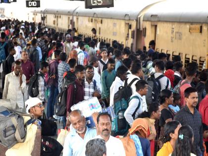 Passengers rush to train; Planning of 138 special trains in Nanded division | रेल्वेला प्रवाशांची तौबा गर्दी; नांदेड विभागात १३८ विशेष गाड्यांचे नियोजन